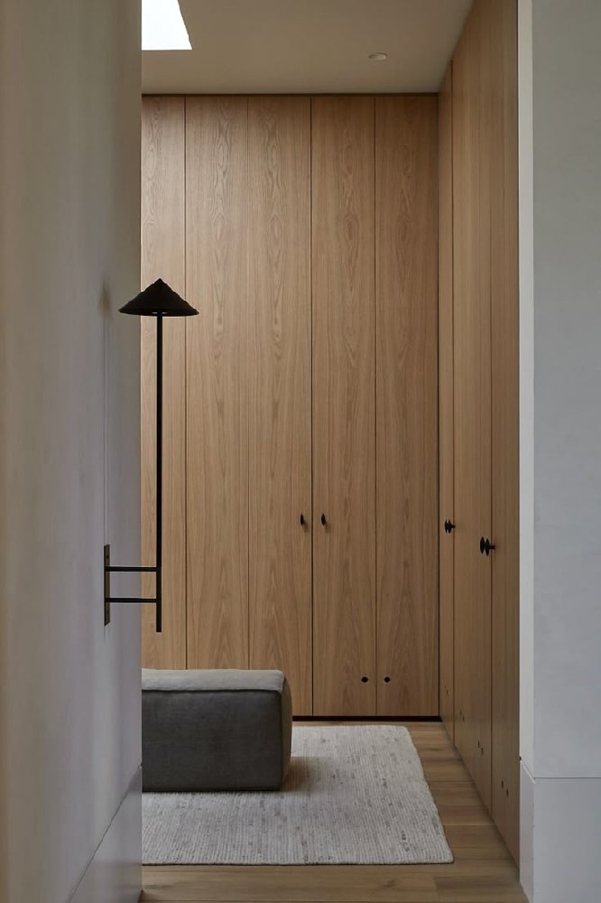 Shoe cabinet